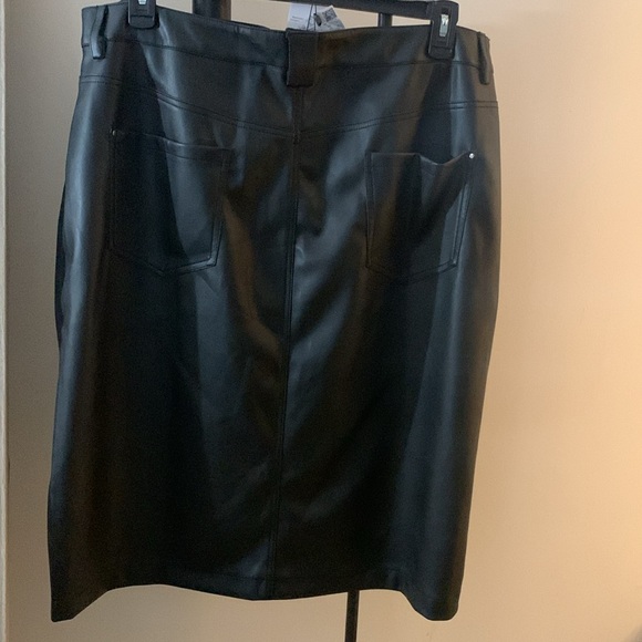 Black Faux Leather Skirt - made by Mango sz XL - Picture 5 of 9